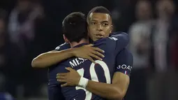 Penyerang Paris Saint Germain (PSG) Lionel Messi berselebrasi dengan Kylian Mbappe setelah mencetak gol pertama timnya ke gawang Maccabi Haifa pada matchday kelima Grup H Liga Champions 2022/23 di Parc des Princes, Rabu (26/10/2022) dinihari WIB. Trisula MNM mencetak lima dari gol PSG; Lionel Messi dan Kylian Mbappe masing-masing dua gol, sedangkan Neymar satu gol.(AP Photo/Christophe Ena)