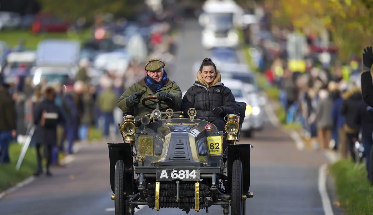 Peserta London to Brighton Veteran Car Run melewati desa Staplefield, London tenggara, Minggu (7/11/2021). London to Brighton Veteran Car Run adalah acara otomotif terlama di dunia, yang diadakan di jalur antara London dan Brighton, Inggris. (Kirsty O'Connor/PA via AP)