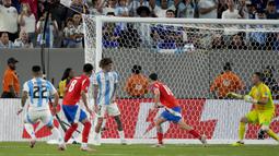 Pemain Argentina, Lautaro Martinez (kiri) mencetak gol ke gawang Chili pada laga Grup A Copa America 2024 di MetLife Stadium, East Rutherford, New Jersey, Rabu (26/06/2024) WIB. (AP Photo/Pamela Smith)