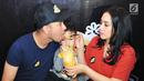 Artis Raffi Ahmad bersama sang istri Nagita Slavina saat menghadiri pembukaan bisnis barunya, Jakarta, Jumat (25/8). Kali ini Raffi bekerjasama dengan seorang pengusaha memulai bisnis barunya yakni sebuah produk minuman. (Liputan6.com/Helmi Afandi)