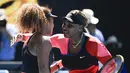 Petenis Jepang Naomi Osaka diberi selamat oleh Serena Williams dari Amerika Serikat setelah memenangi pertandingan semifinal kejuaraan tenis Australia Terbuka di Melbourne, Australia, Kamis (18/2/2021). Osaka lolos ke babak final Australia Open untuk kedua kalinya. (AP Photo/Andy Brownbill)