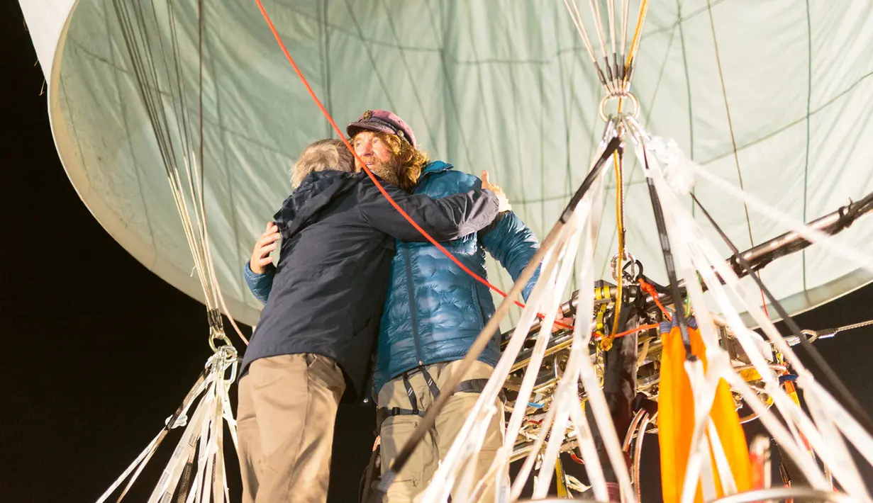Petualang asal Rusia Fedor Konyukhov memeluk stafnya sebelum melakukan aksi nekat mengelilingi bumi dari Perth, Australia, Selasa (12/7). Fedor Konyukhov nekat terbang solo mengelilingi Bumi dengan sebuah balon udara panas. (Reuters/Oscar Konyukhov)