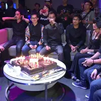 Kebetulan tanggal ulang tahun dekat, Aktor Marcell darwin & Adipati Dolken dapat kejutan dari managementnya.