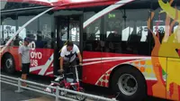 Suroboyo Bus saat diuji coba oleh pejabat Pemkot Surabaya.(Abidin suarasurabaya.net)