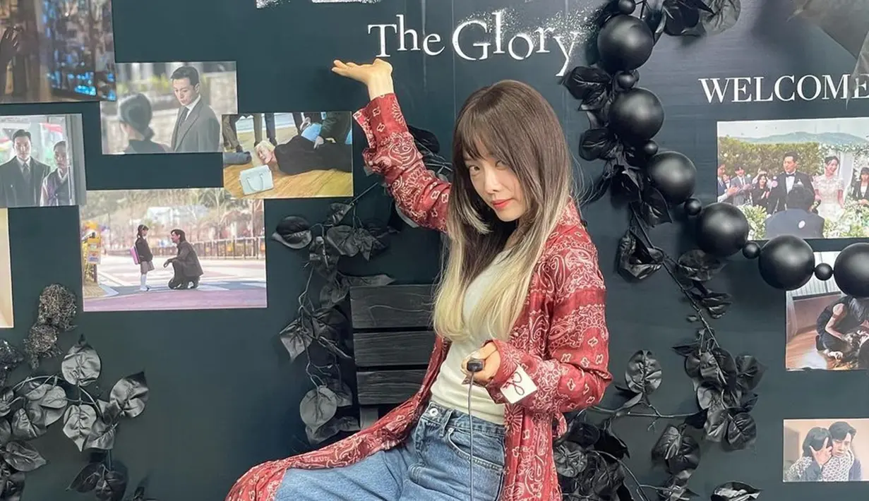 Kelanjutan balas dendam Song Hye Kyo berlanjut di The Glory season 2 yang mulai rilis di Netflix pada hari ini, Jumat (10/3/2023). Penampilan Kim Hieora pun kembali mencuri perhatian. Namun siapa sangka, aktris kelahiran 18 Maret 1989 itu termasuk aktris rookie karena baru memulai debutnya sebagai aktris pada tahun 2021. (Liputan6.com/IG/@hereare0318)