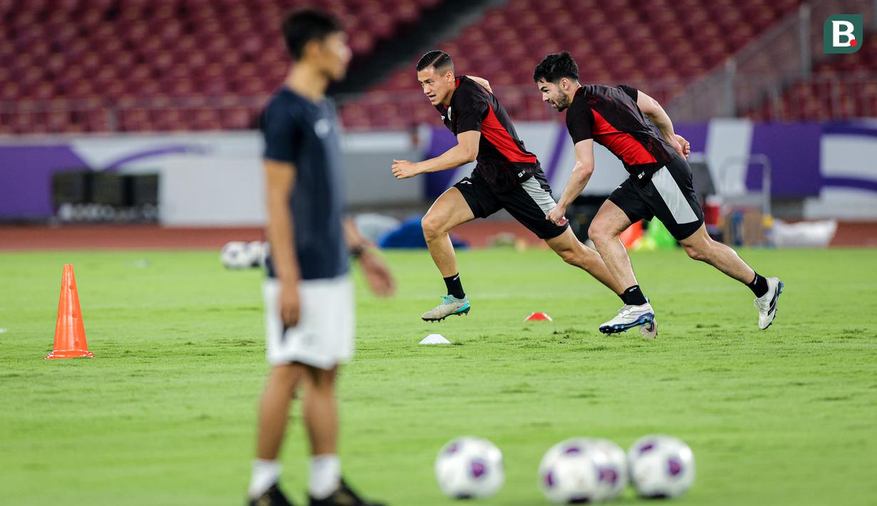 <p>Pemain Timnas Indonesia, Jay Idzes (tengah) dan Sandy Walsh saat latihan resmi menjelang laga putaran ketiga Grup C Kualifikasi Piala Dunia 2026 di Stadion Utama Gelora Bung Karno (SUGBK), Senayan, Jakarta, Senin (24/03/2025). (Bola.com/Bagaskara Lazuardi)</p>