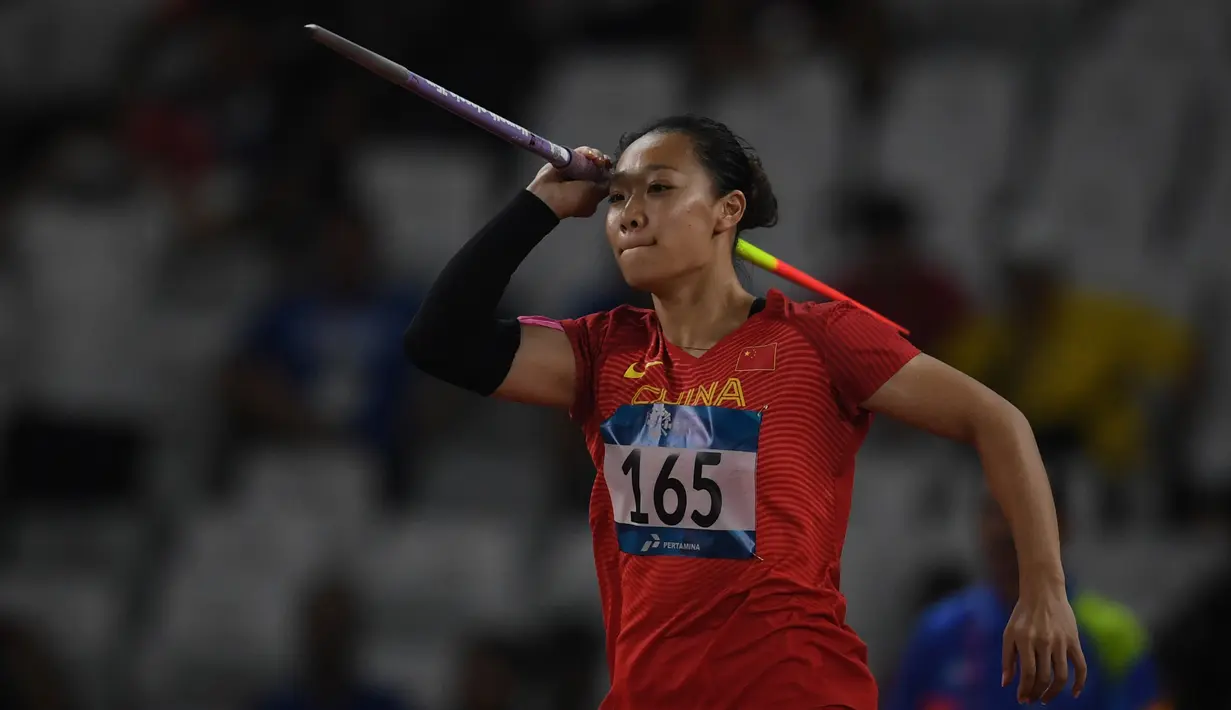 Atlet China, Liu Shiying tampil pada Final Lempar Lembing Putri Asian Games 2018 di Stadion Utama Gelora Bung Karno, Jakarta, Selasa (28/8). (ANTARA FOTO/INASGOC/Afriadi Hikmal/mes/18)