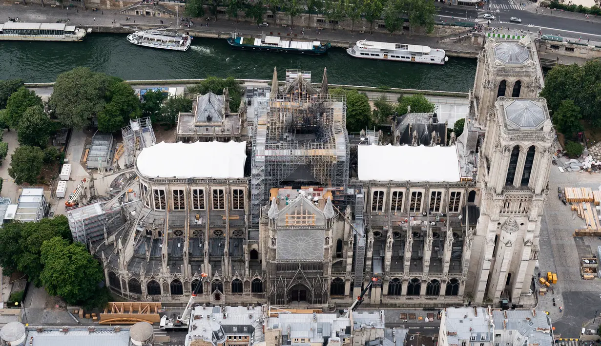 Katedral Notre Dame sedang menjalani restorasi setelah rusak parah akibat kebakaran hebat, Paris, Prancis, Minggu (14/7/2019). Katedral Notre Dame mengalami kebakaran hebat pada 15 April 2019. (Kenzo TRIBOUILLARD/AFP)
