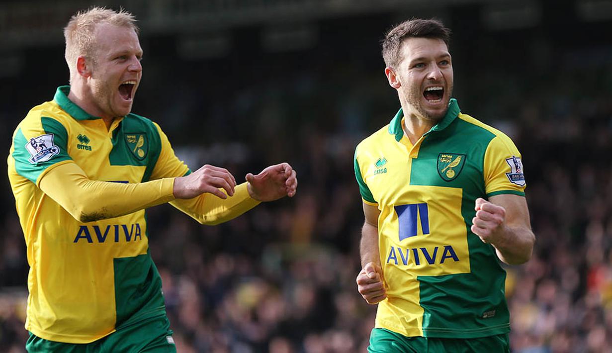 Pemain Norwich, Wes Hoolahan dan Steve Naismith, merayakan gol ketiga ke gawang Liverpool. Kekalahan ini menjadi yang ketiga secara beruntun bagi klub promosi ini. (Reuters/Alex Morton)
