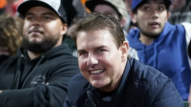 Tom Cruise dan anaknya, Connor Cruise (berbaju hitam) saat menonton pertandingan baseball Sabtu (9/10/2021). (AP Photo/Jeff Chiu)