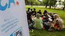 Komunitas kumpul baca melakukan kegiatan membaca di tempat umum. (Liputan6.com/Herman Zakharia)