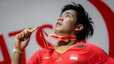 Ekspresi terharu pebulutangkis Indonesia, Daniel Marthin setelah berhasil menjurai Indonesia Masters 2024 setelah mengalahkan pasangan Denmark, Kim Asturp/Anders Skaarup Rasmussen di Istora Senayan, Jakarta, Minggu (28/01/2024). (Bola.com/Bagaskara Lazuardi)