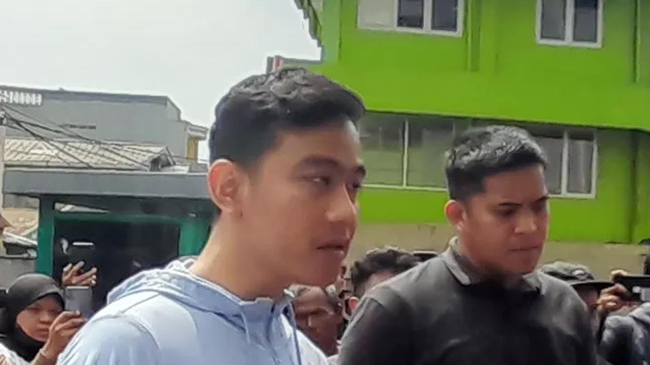 Gibran Tiba-Tiba Diadang Emak-Emak di Pasar Rumput, Ini yang Disampaikan
