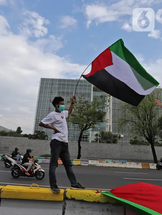 Aliansi Mahasiswa Islam Jakarta Solidaritas Untuk Palestina, melakukan unjuk rasa di depan Kedutaan Amerika, Jakarta, Rabu (12/5/2021). Mereka mendesak AS menghentikan kekerasan Israel terhadap warga Palestina, terkait serangan ke warga sipil di Kompleks Masjid Al Aqsa (Liputan6.com/Herman Zakharia)