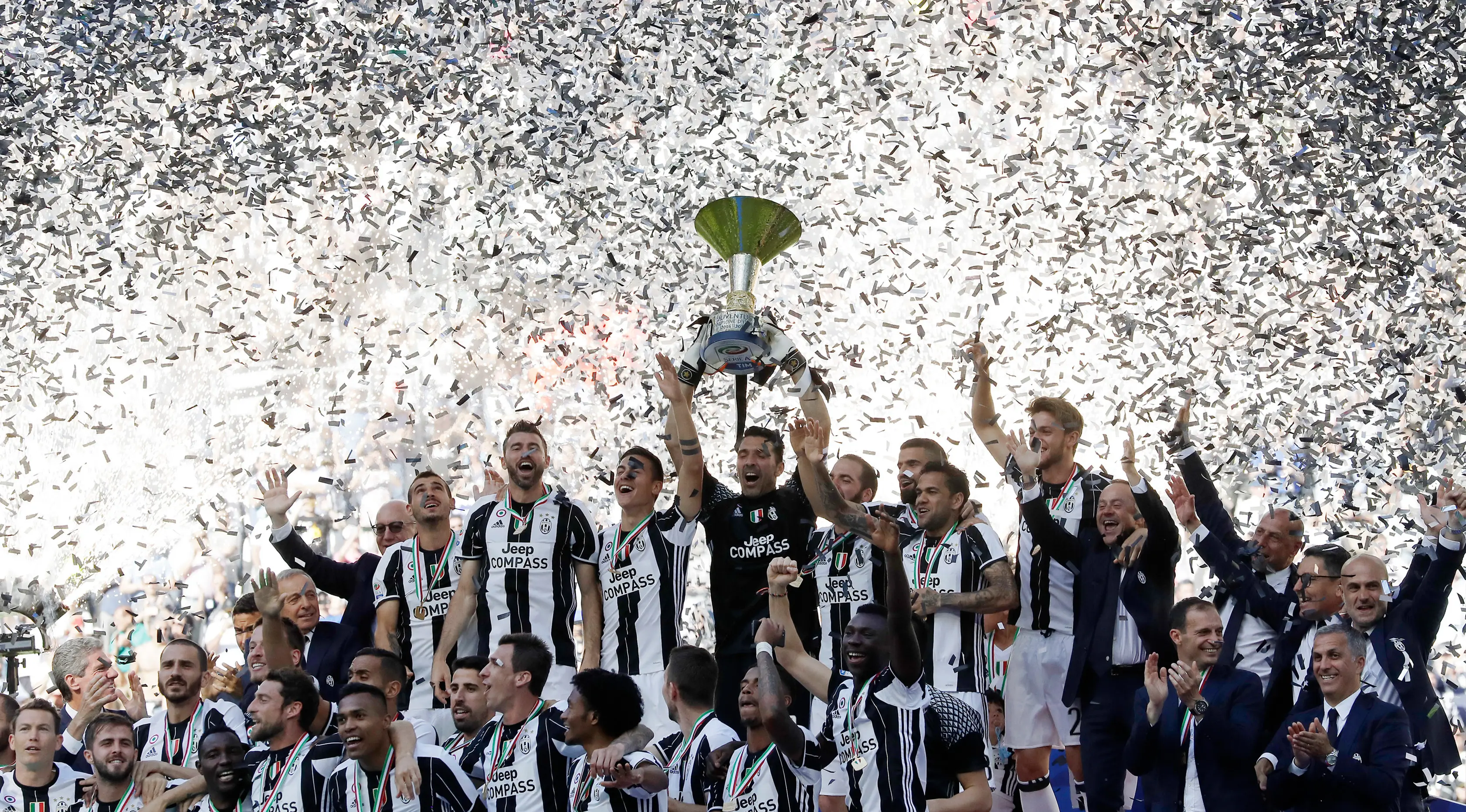 Pemain Juventus mengangkat trofi merayakan gelar juara Liga Italia usai pertandingan melawan Crotone di Juventus Stadium, Turin, (21/5). Bagi Juveventus, ini merupakan scudetto ke-33 atau yang keenam secara beruntun. (AP Photo/Antonio Calanni)
