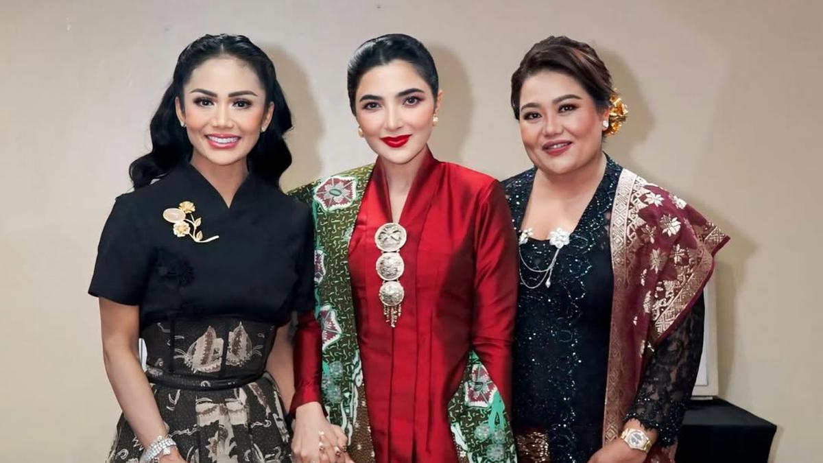 Gaya Kris Dayanti, Ashanty, dan Luhde Menzel, Trio Mama Berwastra Hadiri Wisuda Sarah Menzel