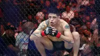 Petarung MMA, Brandon Moreno kehilangan sabuk juara kelas terbang usai kalah dengan split decision atas musuh lamanya Alexandre Pantoja pada UFC 290 di T Mobile Arena, Las Vegas, Nevada, Minggu (9/7/2023). (AFP/Steve Marcus)
