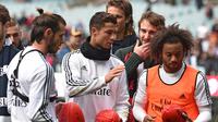 Pemain Real Madrid Gareth Bale (kiri), Cristiano Ronaldo (tengah), dan Marcelo (kanan) mencoba permainan rakbi, usai mengikuti sesi latihan tim, di Melbourne, Australia, Jumat (17/7/2015). (AFP PHOTO / PAUL CROCK)