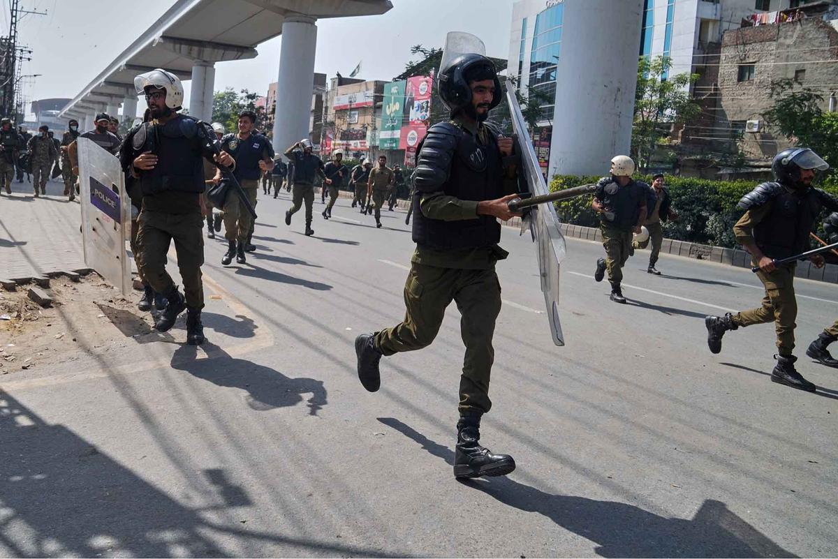 FOTO: Suasana Memanas di Lahore: Pendukung TLP Bentrok dengan Polisi Jelang Pawai Pro-Palestina