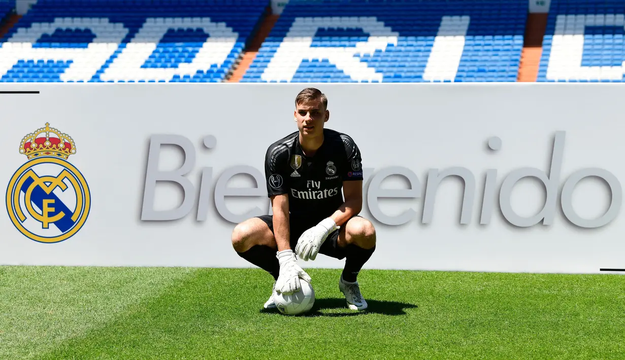 <p>Kiper baru Real Madrid, Andriy Lunin berpose di lapangan saat presentasi resminya di Stadion Santiago Bernabeu, Madrid, 23 Juli 2018. Kesuksesannya di Piala Dunia U-20 2019 bersama Timnas Ukraina tak dirasakan ketika membela Real Madrid. Ia malah lebih banyak dipinjamkan ke beberapa klub Liga Spanyol lainnya. (AFP/Javier Soriano)</p>
