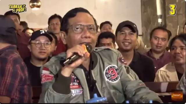 Calon Wakil Presiden (cawapres) nomor urut 03 Mahfud Md melakukan tanya jawab dengan pendukungnya dalam acara Tabrak Prof! di Semarang, Jawa Tengah, Selasa (23/1/2024).