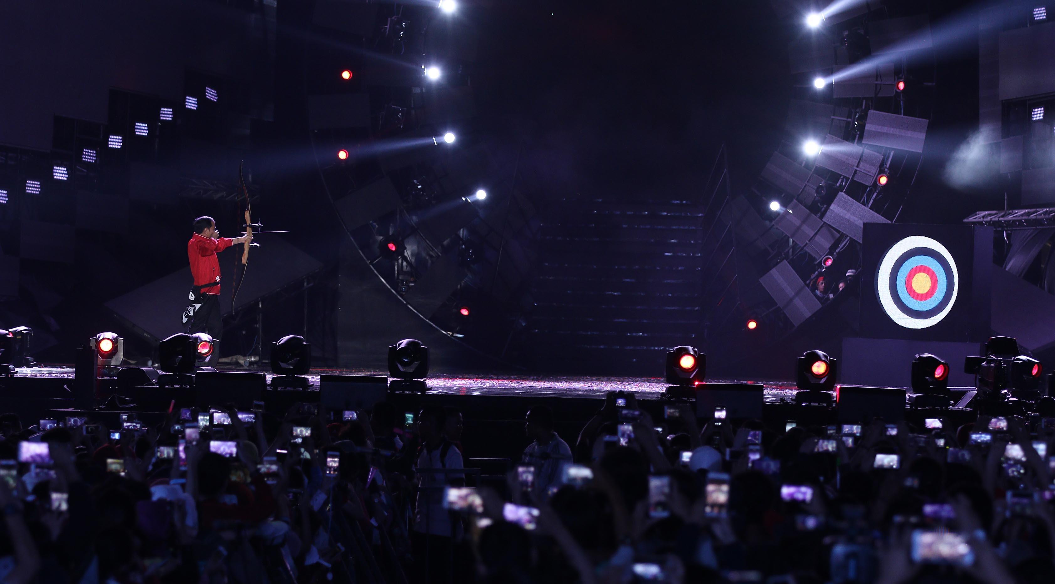 Detik-detik Countdown Asian Games 2018 ditandai dengan aksi memanah Presiden Joko Widodo atau Jokowi. (Liputan6.com/Herman Zhakaria)