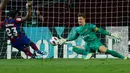 Barcelona seperti biasa langsung bermain menyerang sejak awal. Namun demikian, skor 0-0 bertahan sampai turun minum. (AP Photo/Joan Monfort)