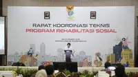 Menteri Sosial RI, Tri Rismaharini saat membuka Rapat Koordinasi Teknis (Rakornis) Program Rehsos di Gedung Aneka Bhakti II, Bekasi, Kamis (25/3/2021).