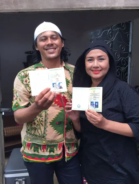 Tiba-tiba kabar mengejutkan, Ria Irawan kembali membina rumah tangga dengan asisten pribadinya yang selama ini mendampingi serta mengurus segala keperluannya. Mayky Wongkar, lelaki yang luar biasa menikahi Ria. (Adrian Putra/Bintang.com)