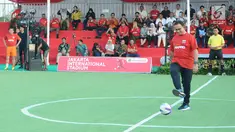 Gubernur DKI Jakarta Anies Baswedan melakukan Kick Off Pembangunan Jakarta International Stadium di Jakarta, Kamis (14/3). Jakarta International Stadium ditargetkan akan selesai pada tahun 2021 mendatang. (Liputan6.com/Herman Zakharia)