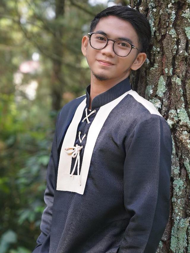 6 Potret Terbaru Rizki D'Academy dengan Rambut Keriting