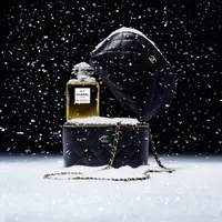 Mulai dari  Chanel No. 5 yang dihiasi dengan 'taburan salju' hingga set edisi terbatas yang super mewah dengan Eau de Parfum dan Body Oil, berikut adalah 4 cara menarik untuk menghadiahkan Chanel No.5 untuk menutup tahun 2024 ini! [Dok/Chanel].