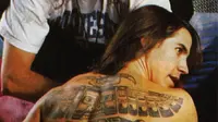 Anthony Kiedis dari grup metal Red Hot Chilli Peppers menatto tubuhnya langsung di tanah Borneo agar mendapatkan tatto yang orisinil. (foto: Liputan6.com/dok.anthonykiedis/edhie prayitno ige)