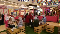 Pengunjung menikmati makanan dan minuman khas Korea pada pembukaan “Annyeong Chukje” Korean Festival 2022 di main atrium, Lippo Mall Kemang, Jakarta. (Liputan6.com)