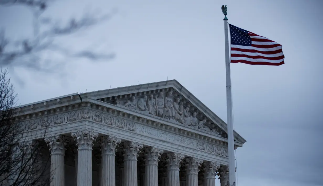 Foto pada 12 Maret 2020 ini menunjukkan gedung Mahkamah Agung AS di Washington DC, Amerika Serikat. Sejumlah bangunan ikonis (landmark) di Washington DC, termasuk Gedung Putih, terpaksa ditutup sementara untuk umum akibat wabah COVID-19 yang tengah merebak di negara itu. (Xinhua/Ting Shen)