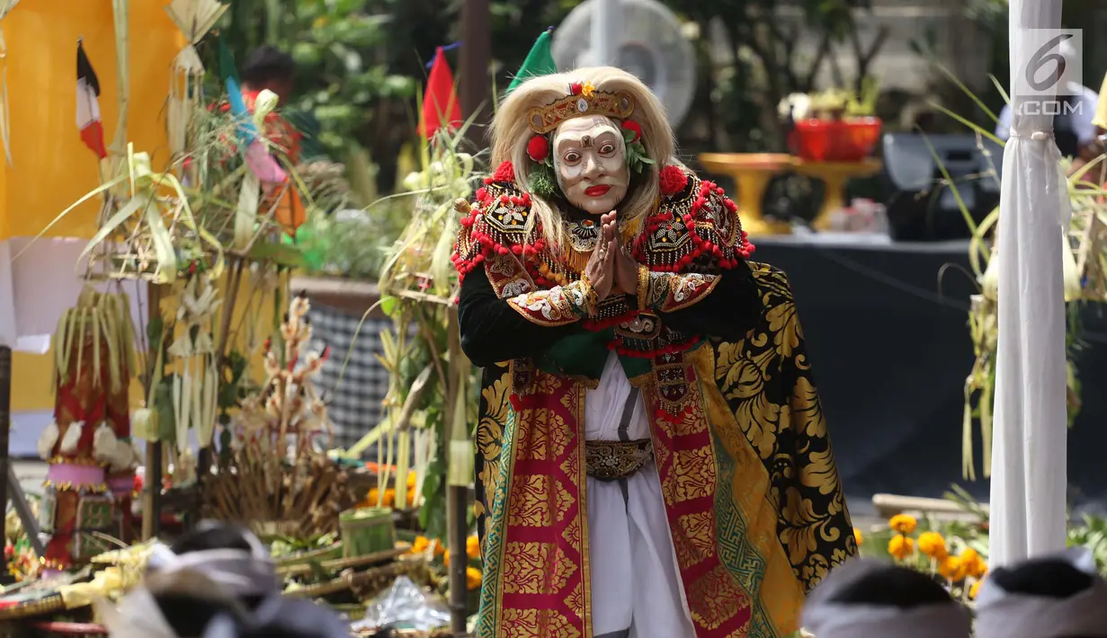 Penari menampilkan tarian sebagai bagian prosesi upacara Tawur Kesanga di Pura Aditya Jaya, Rawamangun, Jakarta, Jumat (16/3). (Liputan6.com/Arya Manggala)