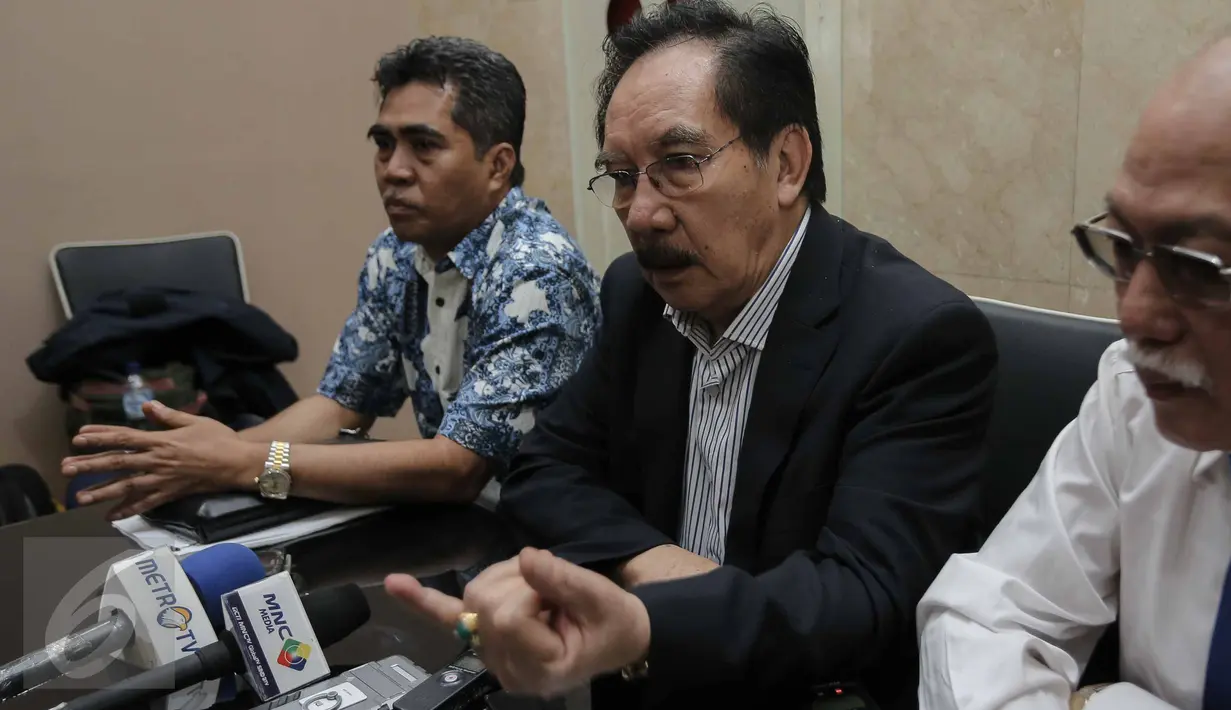 Mantan Ketua KPK Antasari Azhar memberikan keterangan saat konferensi pers usai membuat laporan di Gedung Bareskrim Polri, Jakarta, Selasa (14/2). Antasari Azhar melaporkan dugaan tindak pidana persangkaan palsu ke Bareskrim. (Liputan6.com)