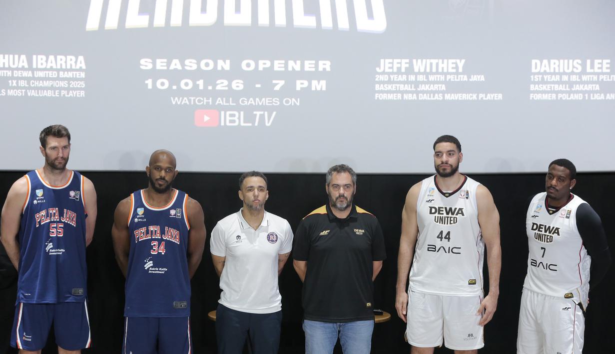 Musim 2026 langsung dibuka dengan partai sarat gengsi. Tampak dalam foto, perwakilan pemain Dewa United Banten dan Pelita Jaya Basketball serta pelatih kedua tim berfoto bersama usai konferensi pers terkait dimulainya secara resmi musim kompetisi Indonesian Basketball League (IBL) GoPay 2026 di kawasan Senayan, Jakarta, Selasa (6/1/2026). (Bola.com/M Iqbal Ichsan)