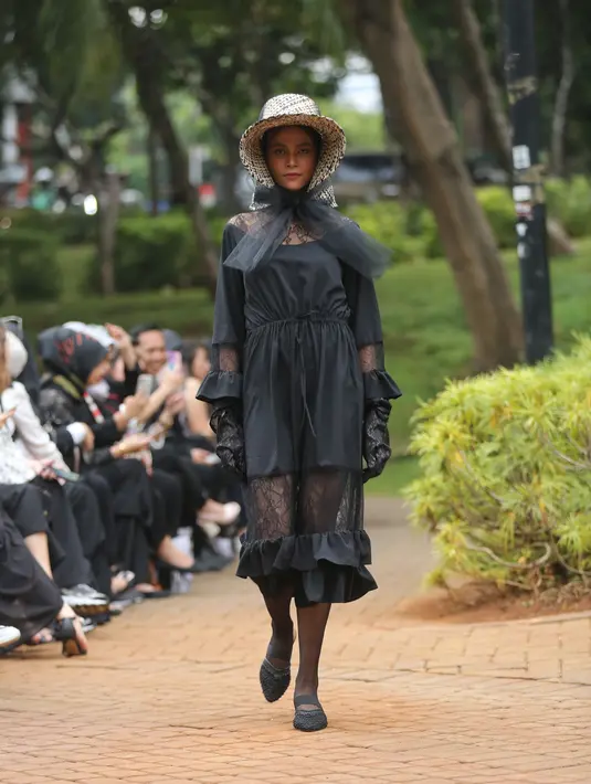 Model memamerkan busana koleksi Asmara by Barli Asmara di Taman Ayodya, Kebayoran Baru, Jakarta Selatan, pada Rabu (20/11/2019). (Adrian Putra/Fimela.com)