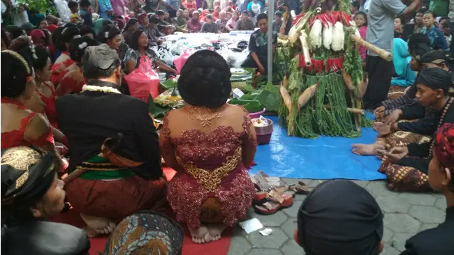 Ribuan warga memadati Punden Leluhur di Desa Sukorejo Kecamatan Ngasem Kabupaten Kediri Jawa Timur. Mereka sedang menyaksikan acara ritul gelar bersih Desa, Kamis (12/10/2017). (Liputan6.com/Dian Kurniawan)