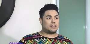 Ivan Gunawan baru saja bekerja sama dengan Ayu Ting Ting untuk mempromosikan online shop miliknya. Dipertanyakan soal perasaan, Ivan memberikan isyarat bahwa dirinya sudah capek mengejar Ayu dan ingin hanya sebatas teman saja.