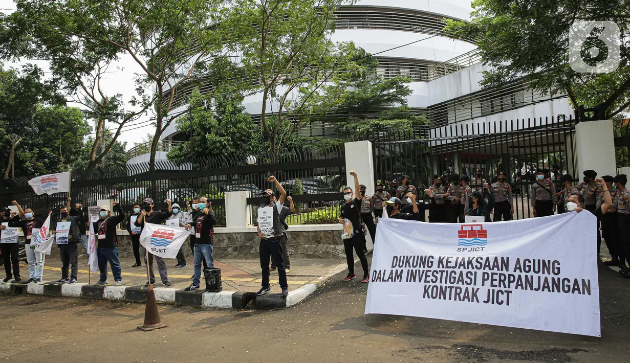 Serikat pekerja JICT menggelar aksi di depan Gedung Kejaksaan Agung, Jakarta, Jumat (30/4/2021). Dalam aksinya mereka mendukung upaya Kejagung untuk mengusut kasus dugaan tindak pidana korupsi terkait  perpanjangan kontrak pelabuhan petikemas nasional JICT. (Liputan6.com/Faizal Fanani)