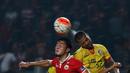 Pemain Sriwijaya FC, Hilton Moreira (kanan) berduel dengan pemain Persija pada laga Torabika SC 2016 di Stadion Utama Gelora Bung Karno, Jakarta (24/6/2016). (Bola.com/Nicklas Hanoatubun)