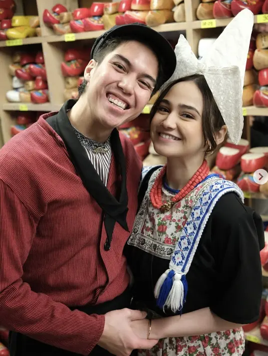 Keduanya juga tampak menggemaskan kenakan busana ala Belanda. [Foto: Instagram/ Syifa Hadju]
