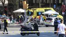 Suasana lokasi setelah mobil van menabrak kerumunan orang  di Jalanan Las Ramblas, Barcelona, Spanyol (17/8). Las Ramblas adalah jalan yang populer di kalangan turis di Barcelona. Berada di pusat kota. (AP Photo/Oriol Duran)