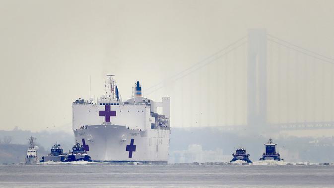 Kapal Rumah Sakit Angkatan Laut USNS Comfort tiba di New York, Amerika Serikat, Senin (30/3/2020). Kapal ini dikerahkan untuk mendukung sistem perawatan kesehatan pasien virus corona COVID-19 di New York. (AP Photo/Seth Wenig)