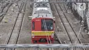 Kereta Commuter Line melintas di Stasiun Jatinegara, Jakarta, Senin (19/10/2020). Meski kembali normal, PT KCI tetap membatasi jumlah penumpang, yakni 74 orang per kereta atau 40 persen dari kapasitas dan mengimbau patuh protokol kesehatan sesuai aturan PSBB. (merdeka.com/Iqbal S. Nugroho)