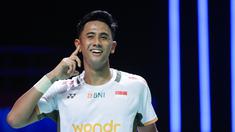 Tunggal putra Indonesia, Alwi Farhan, melakukan selebrasi setelah menaklukkan wakil Taiwan, Chi Yu Jen pada laga semifinal Indonesia Masters 2026 di Istora Senayan, Jakarta, Sabtu (24/1/2026). (Bola.com/M Iqbal Ichsan)