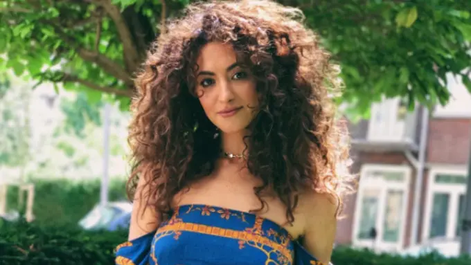 5 Model Rambut Keriting yang Nggak Ngebosenin ala Sarah Angius