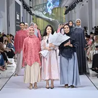Melihat koleksi busana Kami. sepulang dari New York Fashion Week (Garis Poetih)